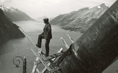 Mann på stillas høyt over Glomfjord (sort-hvitt, fra 1921)