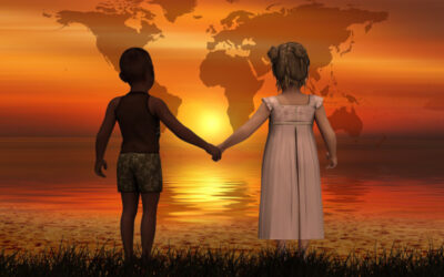 To barn hånd i hånd mot solnedgangen