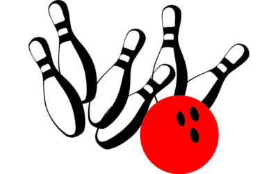 Rød bowlingball mot kjegler