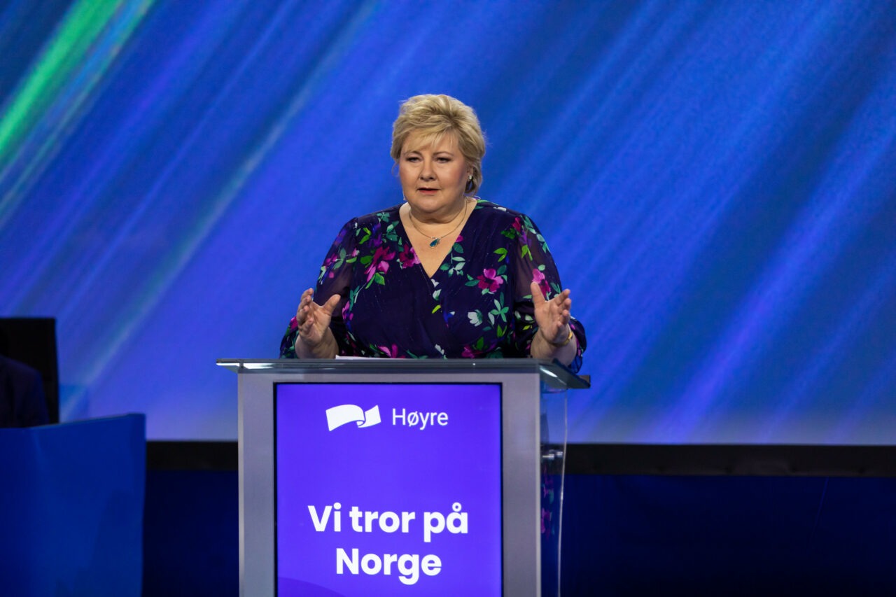 Erna Solberg på talerstolen, krisestrategi